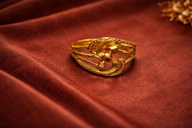 Swirl Motif Gold Ring